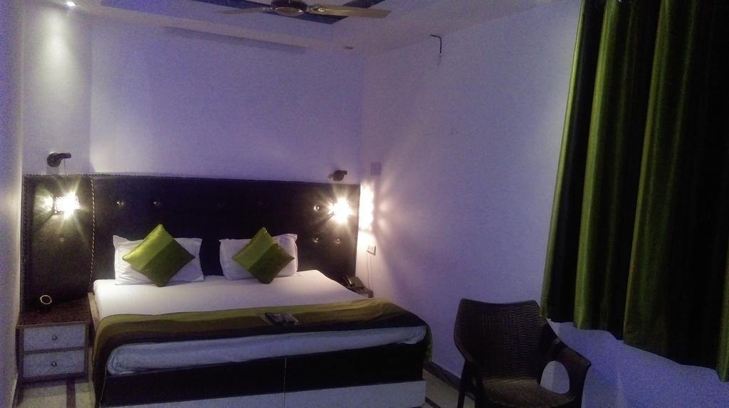Akash Continental Hotel Risikés Kültér fotó