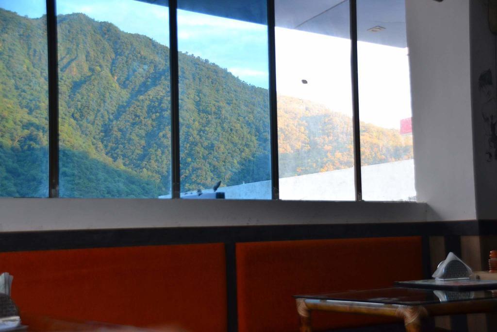 Akash Continental Hotel Risikés Kültér fotó