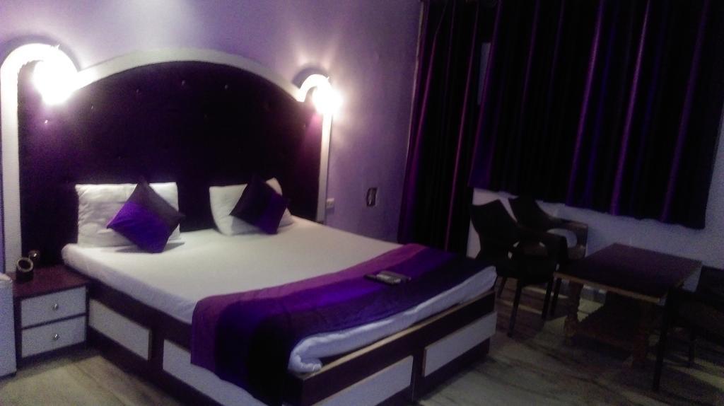 Akash Continental Hotel Risikés Kültér fotó