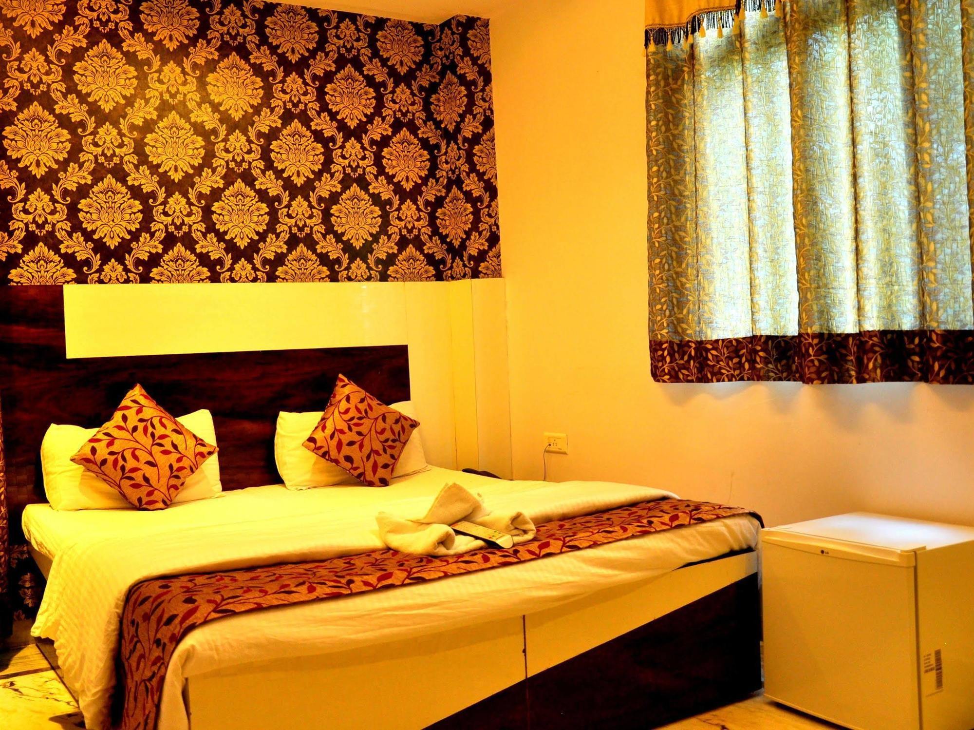 Akash Continental Hotel Risikés Kültér fotó